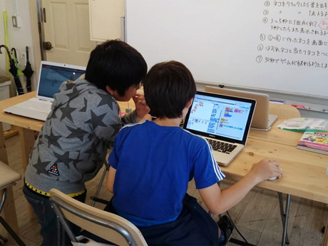 八王子のコワーキングスペースで子どもたちがプログラミング