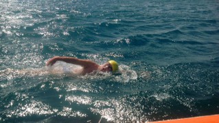 海峡泳ぎ横断、最高齢更新　NZで日本人初、小川さん