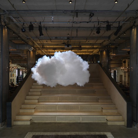 室内に「完璧な雲」をつくる、魔法のアート作品